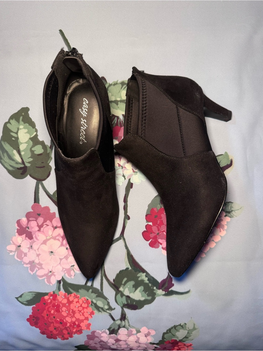 Easy Street Black Pointed Toe Ankle Booties with Kitten Heel Size 7